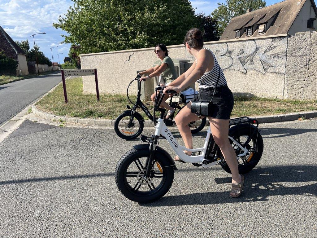 Deux femmes sur un vélos électrique blanc